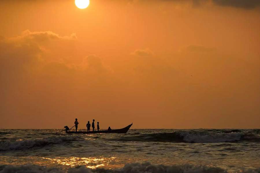 তামিলনাড়ুুর মেরিনা বিচ:  এ দেশের আরও একটি বিখ্যাত সি-বিচ। বিশ্বের দ্বিতীয় দীর্ঘতম সমুদ্র সৈকত। যেমন তার ব্যাপ্তি, তেমনই অসামান্য প্রাকৃতিক সৌন্দর্য। 