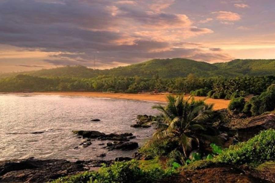 কর্নাটকে গোকর্ণের কুদলে সৈকত: তুলনায় আগেরগুলোর চেয়ে কম পরিচিত এই সৈকত। কিন্তু দারুণ দর্শনীয়। বেড়াতে বেরিয়ে শহরের ভিড়ভাট্টা থেকে দূরে নিরালায় চুপচাপ বিশ্রামে কাটানোর জন্য এই সৈকত দারুণ উপযুক্ত। এই প্রতিবেদনটি ‘আনন্দ উৎসব’ ফিচারের একটি অংশ।