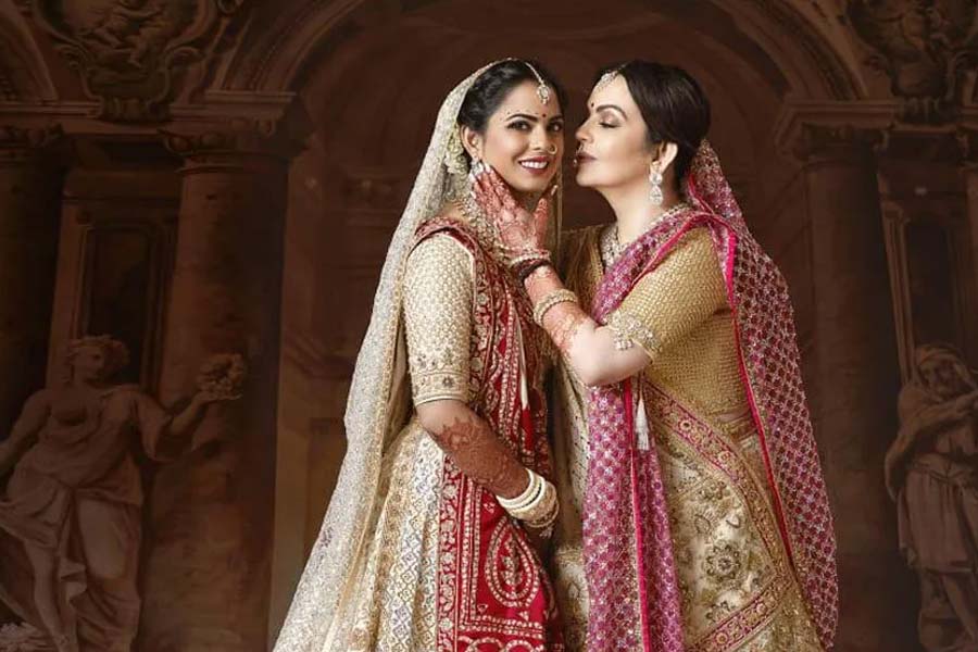 ঈশা এবং আনন্দের বিয়ে উপলক্ষে সেজে উঠেছিল মুম্বইয়ের আলটামাউন্ট টোড রেসিডেন্সের অ্যান্টিলিয়া। সংবাদ সংস্থা সূত্রে খবর, মুকেশ-কন্যার বিয়ে উপলক্ষে খরচ হয়েছিল ৭০০ কোটি টাকা।