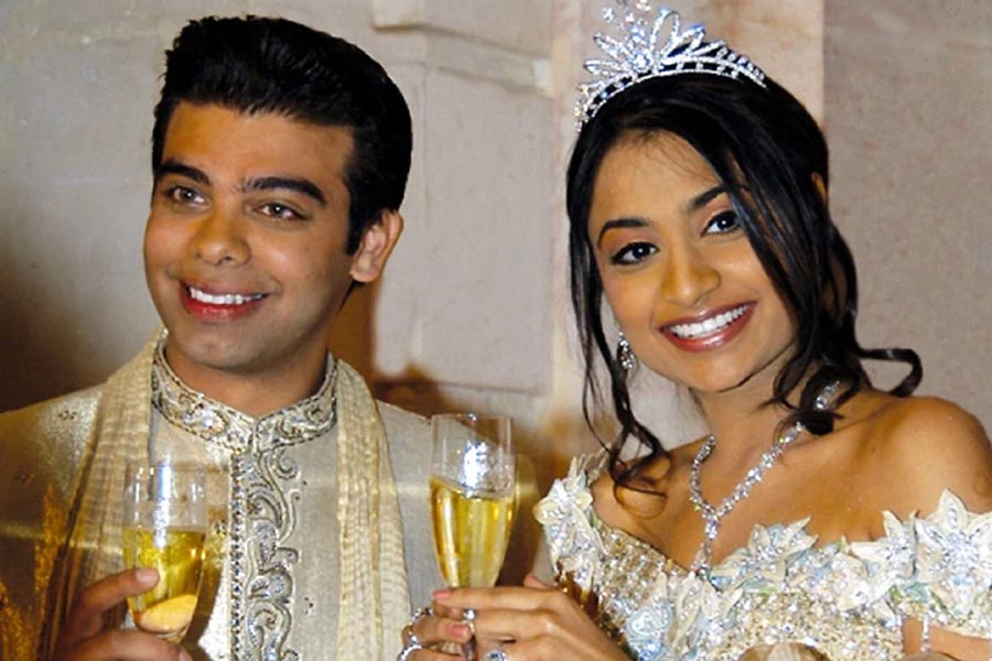 ২০০৪ সালে প্যারিসে বিয়ে করেন ভানিশা এবং অমিত। একাংশের দাবি, কন্যার বিয়ে উপলক্ষে ২৪০ কোটি টাকা খরচ করেন লক্ষ্মী। আবার অনেকের দাবি, ৫০০ কোটি টাকা খরচ করে মেয়ের বিয়ে দেন লক্ষ্মী।