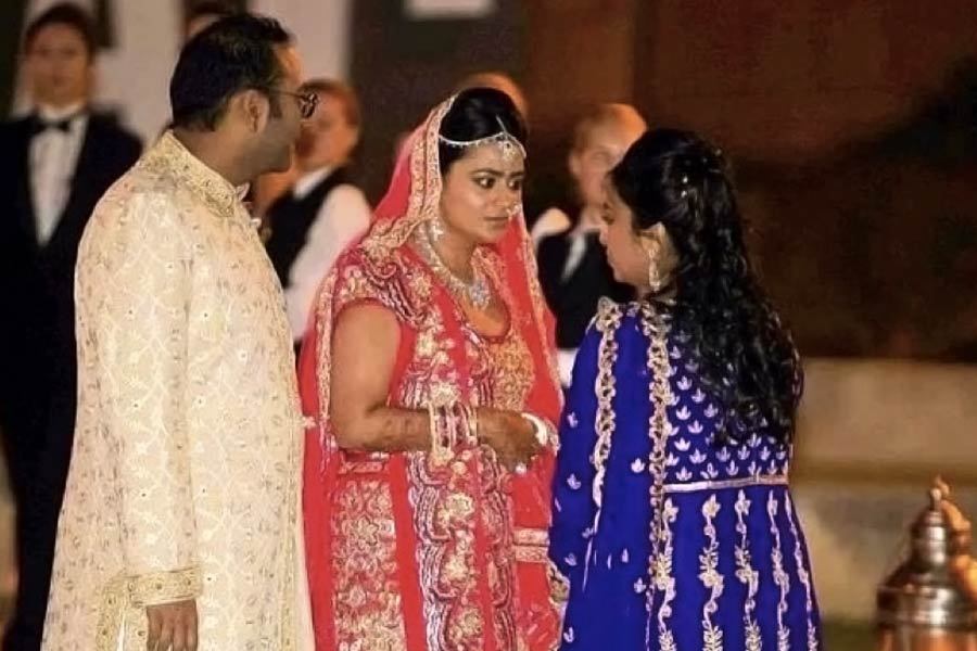 বার্সেলোনায় বিয়ের অনুষ্ঠান সম্পন্ন হয় সৃষ্টি এবং গুলরাজের। অস্ট্রেলিয়ার তারকা কাইলি মিনগের পাশাপাশি এই অনুষ্ঠানে পারফর্ম করেন বলি তারকা সইফ আলি খান এবং রানি মুখোপাধ্যায়। শোনা যায়, বিয়ে উপলক্ষে ৫০০ কোটি টাকা খরচ করা হয়।