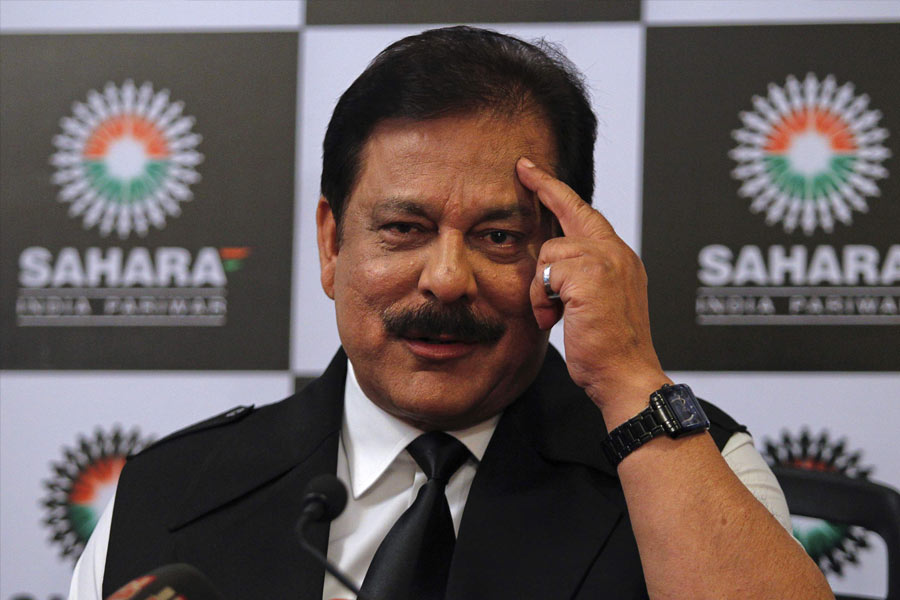 লখনউয়ের সাহারা স্টেডিয়ামে সুব্রত তাঁর দুই পুত্রের বিয়ের আয়োজন করেন। সারা সপ্তাহ জুড়ে নানা রকম অনুষ্ঠান হয়। অতিথি হিসাবে সেখানে উপস্থিত ছিলেন ১১ হাজার জন। খেলার জগৎ থেকে শুরু করে বলিপাড়ার বহু তারকা সেই অনুষ্ঠানে হাজির ছিলেন।