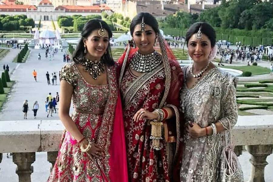 বেলভেডেয়ার প্যালেসে বিয়ের মূল অনুষ্ঠান সম্পন্ন হয় সোনম এবং নবীনের। ব্রুনো মার্স এবং সুখবীরের মতো তারকারা তাঁদের বিয়েতে পারফর্ম করেন।