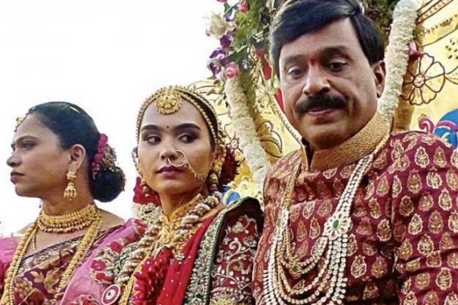 প্রাক্তন নেতা এবং ভারতের শিল্পপতি গলি জনার্দন রেড্ডির কন্যার বিয়ের অনুষ্ঠানও দেখার মতো ছিল। ২০১৬ সালের ১৬ নভেম্বর রেড্ডি-কন্যা ব্রাহ্মণী রেড্ডিকে বিয়ে করেন হায়দরাবাদের ব্যবসায়ী বিক্রমদেব রেড্ডির পুত্র রাজীব রেড্ডি।