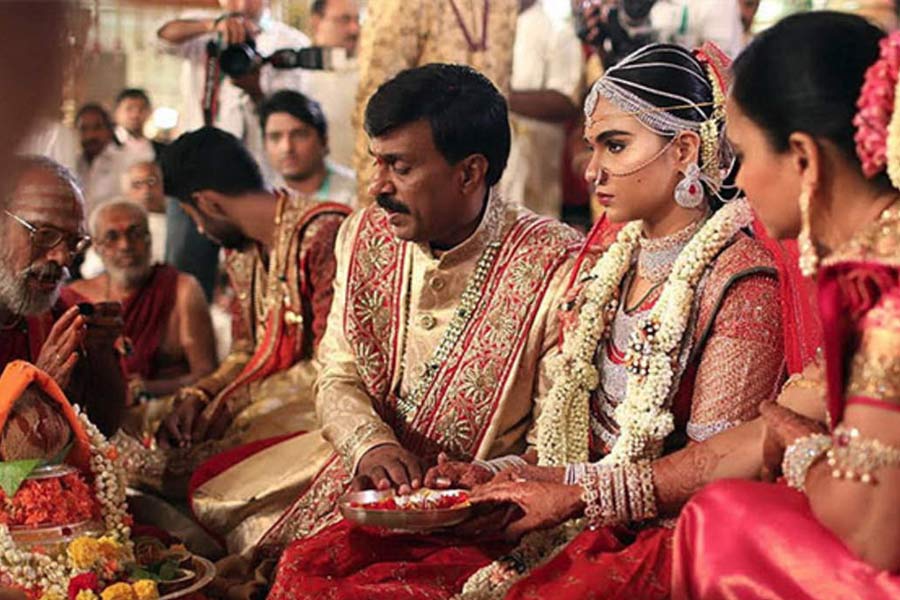 শোনা যায়, ব্রাহ্মণী এবং রাজীবের বিয়েতে ৫০ হাজার অতিথি নিমন্ত্রিত ছিলেন। নিমন্ত্রণ করার জন্য যে কার্ড দেওয়া হয়েছিল, তার জন্যই খরচ হয়েছিল ৫ কোটি টাকা। সংবাদ সংস্থা সূত্রে খবর, ব্রাহ্মণী-রাজীবের বিয়েতে ৫৫০ কোটি টাকা খরচ করা হয়।