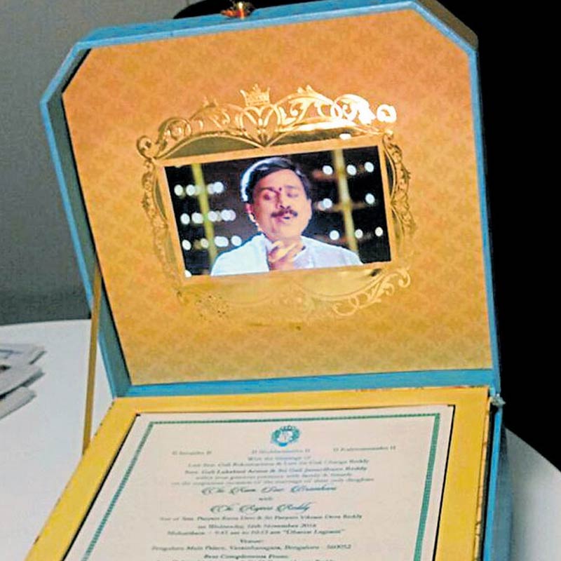 অতিথিদের ব্রাহ্মণীর বিয়ে উপলক্ষে যে কার্ড বানানো হয় তাতে সোনার জল করা ‘এলসিডি স্ক্রিন’ ছিল। অতিথিরা কার্ড খুললে স্ক্রিনে একটি ভিডিয়ো চালু হত। গানের সঙ্গে ব্রাহ্মণী এবং রাজীবকে ঠোঁট মেলাতে দেখা যেত সেই ভিডিয়োয়।