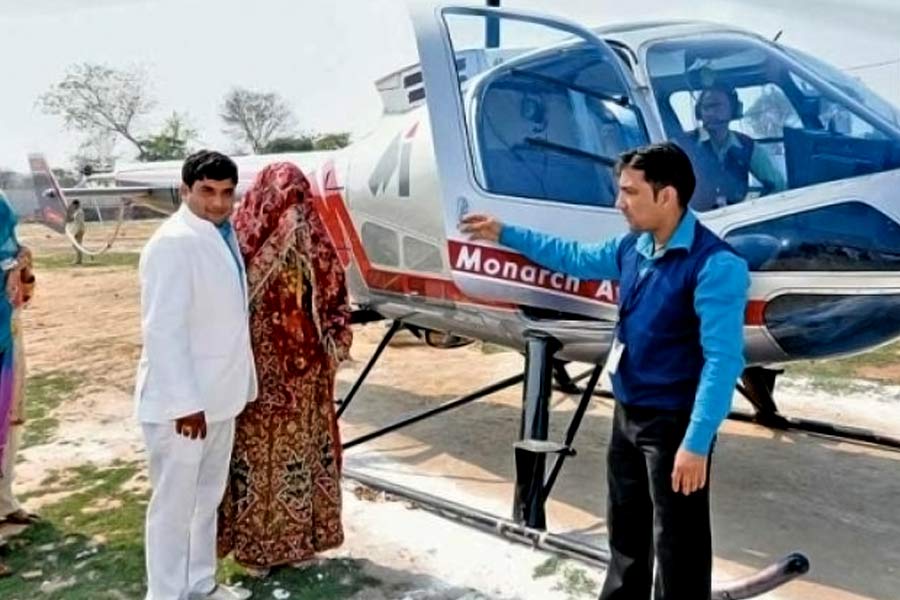 ৩৩ কোটি টাকা খরচ করে ললিতকে একটি পাঁচ আসনযুক্ত হেলিকপ্টার উপহার দেওয়া হয়। নিজেদের ফার্মহাউসেই ললিতের সঙ্গে গাঁটছড়া বাঁধেন যোগিতা। এক হাজার জন কর্মী-সহ মোট ৩০ হাজার অতিথি এই অনুষ্ঠানে উপস্থিত ছিলেন। খাদ্যতালিকায় ছিল ১০০টির বেশি খাবার।