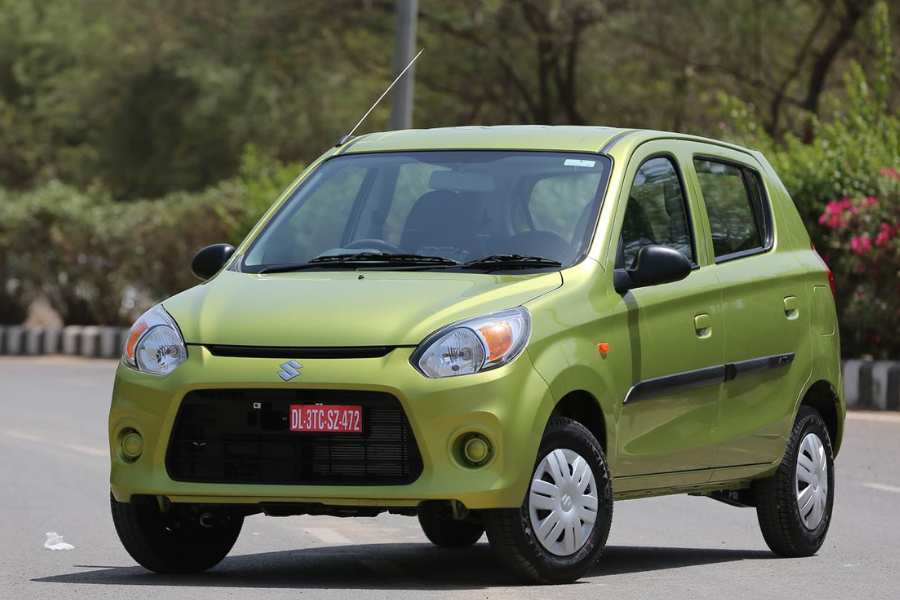 পুজোর আগে মাত্র ৫ লক্ষ টাকার মধ্যে গাড়ি কিনতে চান? রইল হদিস। 