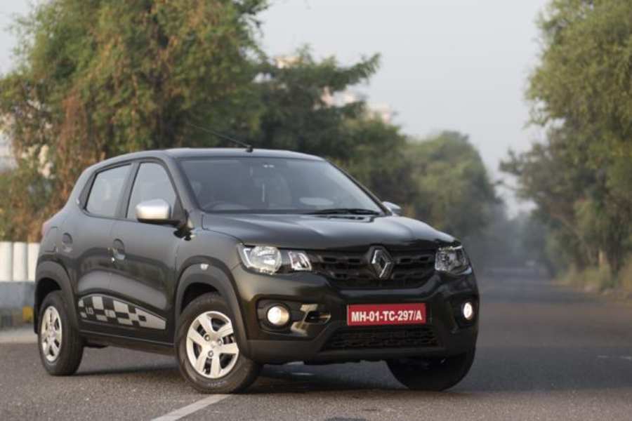 রেনল্ট কুইড:  বর্তমানে বাজারে কিন্তু বেশ নাম করেছে রেনল্ট কুইড। স্বল্প বাজেটে এই গাড়িটিও আপনার পছন্দের তালিকায় রাখতে পারেন। কী কী ফিচার্স রয়েছে এই গাড়িতে? এতে রয়েছে ১ লিটার ইঞ্জিন যা থেকে সর্বোচ্চ ৫৩ হর্সপাওয়ার এবং ৭২ এনএম টর্ক তৈরির ক্ষমতা। সঙ্গে ৫ স্পিড ম্যানুয়াল গিয়ারবক্স। গাড়িটির মাইলেজ ২১.৪ কিমি প্রতি লিটার। 