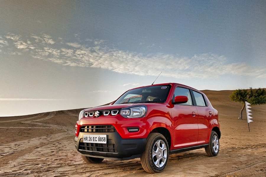 মারুতি সুজুকু এসপ্রেসো:  বর্তমানে মারুতি সুজুকি এসপ্রেসোও কিন্তু মধ্য়বিত্তের মন জিতছে সহজেই। ৬ রকমের ভ্যারিযেন্ট আছে এই গাড়িটির। এক্স শোরুমে এর মূল্য শুরু মাত্র ৪.২৫ লক্ষ টাকা থেকে। 