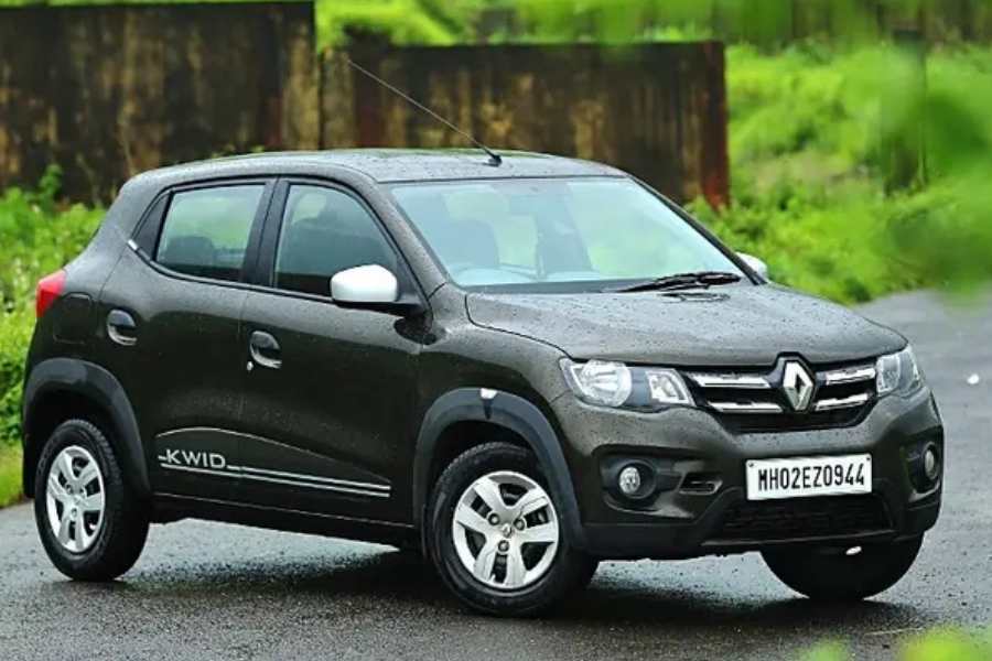 গাড়িতে পর্যাপ্ত লেগরুম ও স্পেস রয়েছে। ফিচার্সের ক্ষেত্রে থাকছে টাচস্ক্রিন ইনফোটেনমেন্ট সিস্টেম, পাওয়ার উইন্ডো, এয়ার কন্ডিশনিং ইত্যাদি। এছাড়াও সুরক্ষার জন্য রয়েছে ডুয়াল এয়ার ব্যাগ, অ্যান্টি লক ব্রেকিং সিস্টেম, ইলেক্ট্রনিক ব্রেক ডিস্ট্রিবিউশন। এক্স শোরুমে এই গাড়ি দাম মাত্র ৪.৭০ লক্ষ থেকে ৬.৩৩ লক্ষ টাকা।