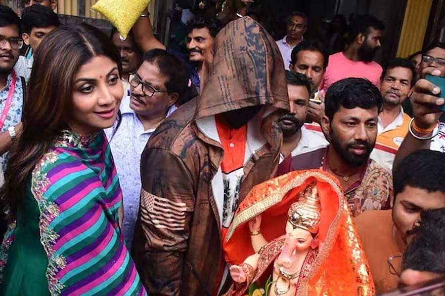 Raj Kundra trolled for wearing black mask during Ganapati Visarjan while Shilpa Shetty dances her heart out