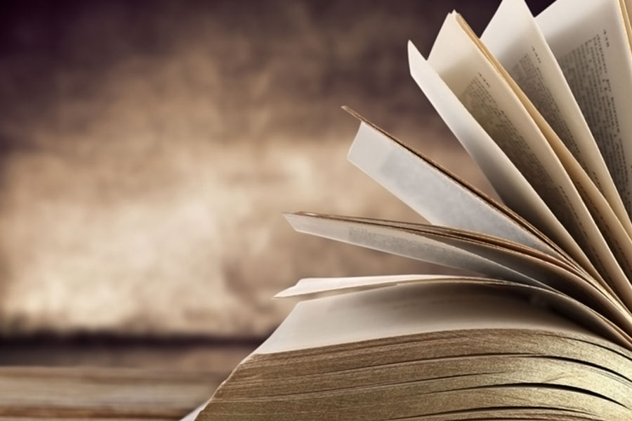 ১৯২৪ সালে মিশরের এক ইহুদি পরিবারে জন্মেছিলেন কোহেন। পুরো নাম ছিল ইলিয়াহু বেন শল কোহেন। মিশরে ইহুদি বিরোধী কট্টরতার কারণে দেশছাড়া হয় তাঁর পরিবার। পড়াশোনা সম্পূর্ণ করার জন্য মিশরেই থেকে যান কোহেন। তিনি মিশরেই থাকতে চেয়ছিলেন। কিন্তু মিশরে ইহুদি বিরোধিতা বেড়ে যাওয়ায় ১৯৫৬ সালে ইজরায়েলে পরিবারের কাছে চলে যান।