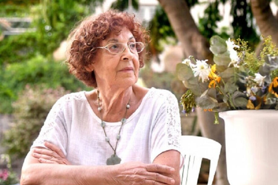 পড়াশোনোয় ভাল হওয়ার কারণে ইজরায়েলি সেনায় ভাল পদে চাকরিতে যোগ দেন কোহেন। সেনায় গোয়েন্দা বিভাগেই কাজ শুরু করেন তিনি। মোসাদে যোগদানের বাসনা ছিল তাঁর। কিন্তু বেশ কয়েক বার আবেদন করেও বিফল হন। সেনাবাহিনীতে চাকরি করার সময়েই নাদিয়া মাজেল নামে এক মহিলার সঙ্গে বিয়ে হয় কোহেনের।    