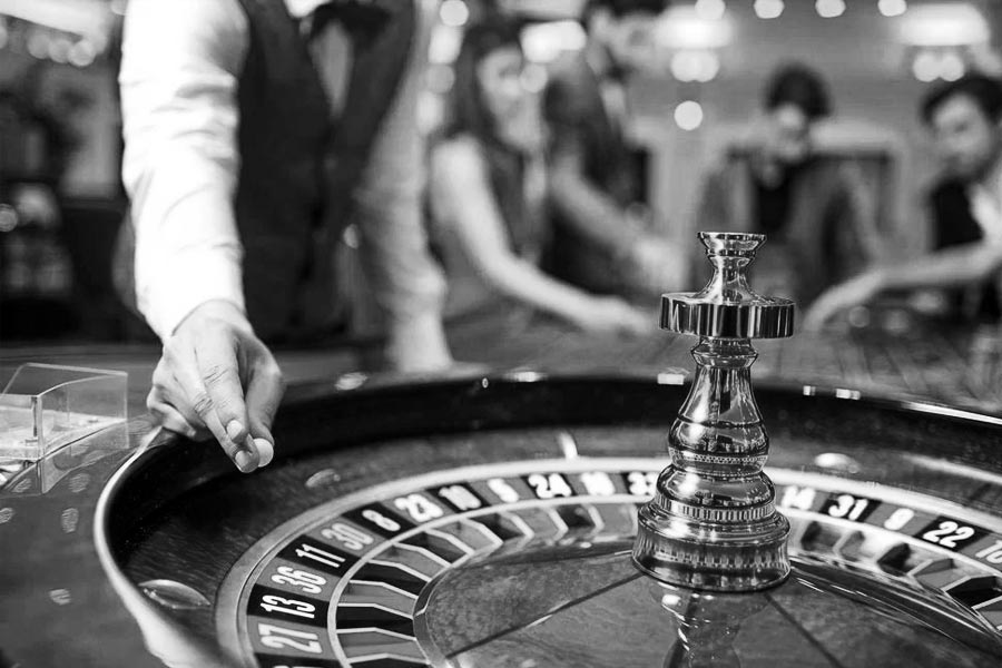 আর্জেন্টিনায় কামিল আমেন থাবেতের বিলাসবহুল পার্টিতে নিয়ম করে সিরীয় ব্যবসায়ী ও প্রশাসনের শীর্ষ আধিকারিকদের যাতায়াত শুরু হয়। জানা যায়, সেই সব মহার্ঘ পার্টির আয়োজন করা হত মোসাদের অর্থেই। সেই সব পার্টিতে অজানা তথ্য সহজেই পেয়ে যেতেন কোহেন। এই পার্টিগুলিতে পর্যাপ্ত মদের সঙ্গে জুয়ার আসরের আয়োজন করা হত। আনা হত আর্জেন্টিনার সুন্দরী নারীদেরও।