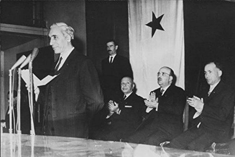 দামাস্কাসে এসেও এলি কোহেন সিরিয়ার মন্ত্রী, প্রতিরক্ষা বিভাগ ও ব্যবসায়ীদের নিয়ে মহার্ঘ পার্টি দেওয়া শুরু করেন। সেই সব পার্টি থেকে এ বার সিরিয়া প্রশাসনের অন্দরমহলের খবর মোসাদের কাছে পৌঁছানোর কাজ শুরু করেন তিনি। এক কথায় কোহেনের দিনরাত কাটত সিরিয়া প্রশাসন ও সেনাবিভাগের শীর্ষ আধিকারিকদের সঙ্গেই। কাউকে টাকা দিয়ে, কাউকে বা উপহার দিয়ে, সিরিয়া সরকারের গোপন তথ্য আদায়েও সিদ্ধহস্ত ছিলেন কোহেন।