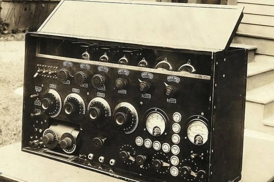 রেডিও ট্রান্সমিটারের মাধ্যমে দামাস্কাস থেকে কোহেন ইজরায়েলে মোসাদের দফতরে খবর পাঠাতেন। সময়ে সময়ে বিভিন্ন কোড ব্যবহার করে নিজের বার্তা ইজরায়েলে পৌঁছে দিতেন তিনি। কোনও দস্তাবেজ পাঠানোর হলে, তখন কাজে আসত তাঁর আমদানি রফতানির ব্যবসা। ব্যবসার আড়ালে সেই সব নথি সহজেই মোসাদের কাছে পৌঁছে যেত।