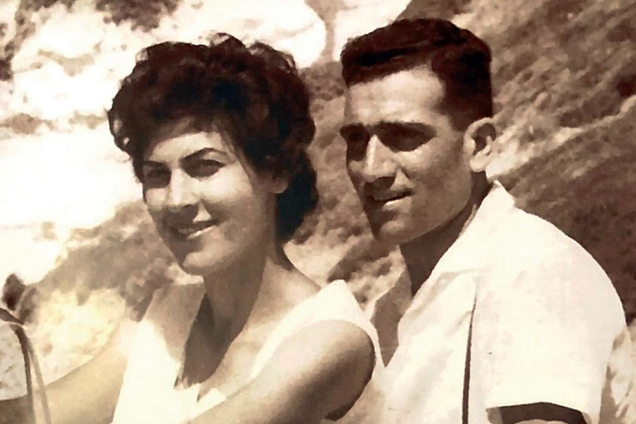 রেডিও ট্রান্সমিটার খোঁজ করতে হতবাক হয়ে যায় সিরীয় সেনাবাহিনী। দেখা যায়, যত বার তাঁরা এই সংক্রান্ত বিষয়ে প্রযুক্তির ব্যবহার করছেন, তত বারই তাদের প্রযুক্তি দামাস্কাসে এলি কোহেনের বাসভবনের দিকে ইঙ্গিত করছে। শেষমেশ ১৯৬৫ সালে কোহেনকে গ্রেফতার করে সেনাবাহিনী। এর পর শুরু হয় তাঁর উপর অকথ্য অত্যাচার ও নির্যাতন।