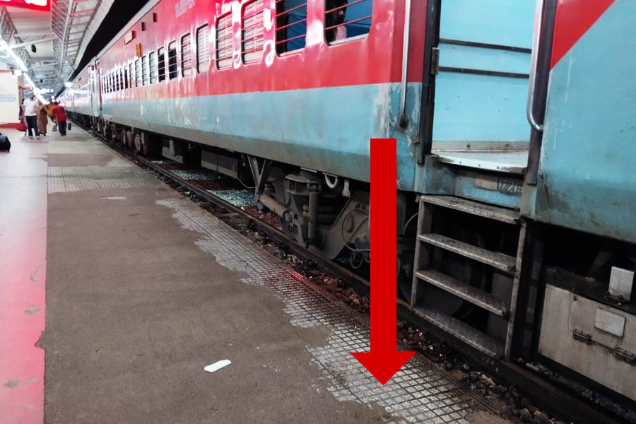 Passengers in trouble because of low platform in Puri Station of East Coast Railway