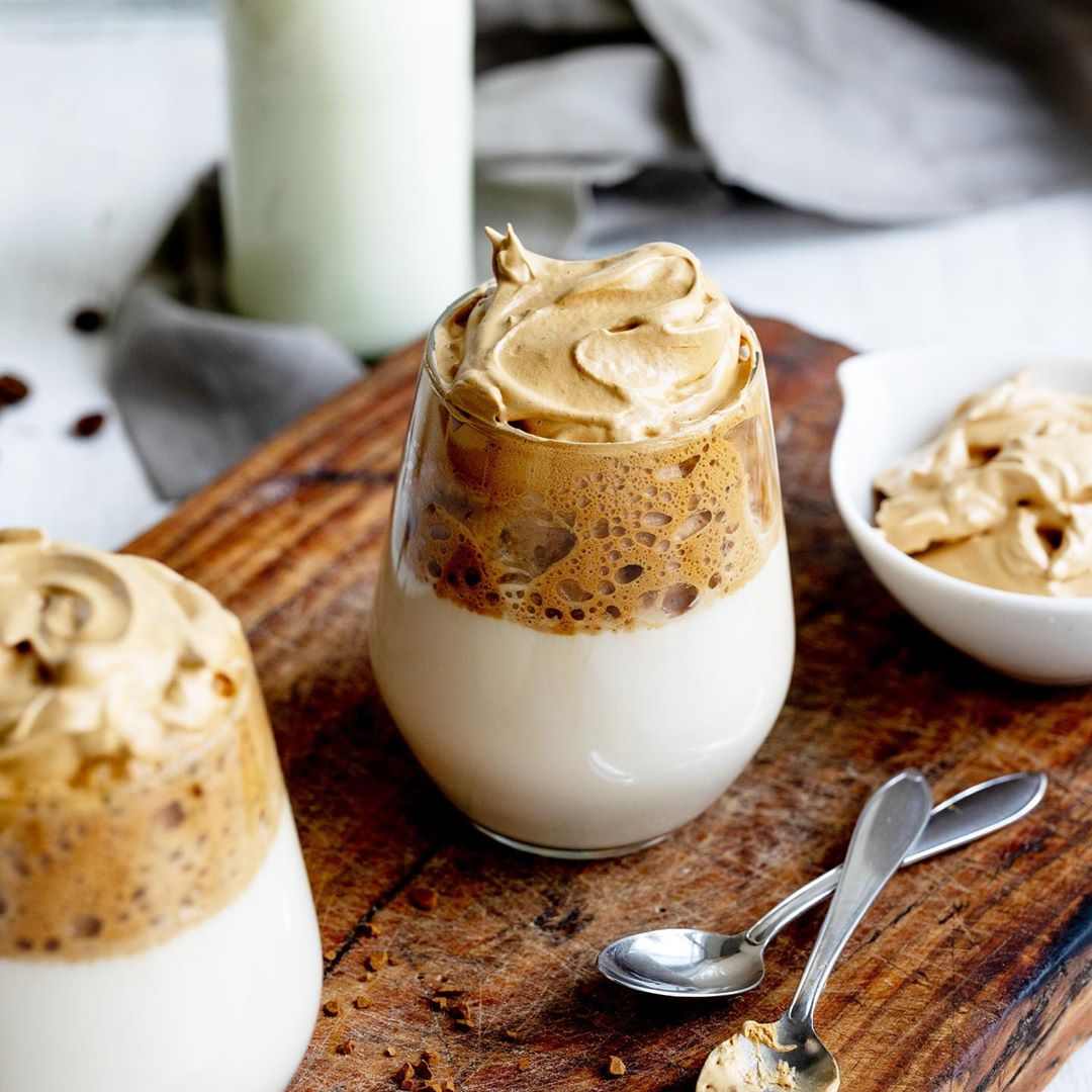 ডালগোনা কফি লকডাউনের সময় বিশেষ করে ভাইরাল হয়েছিল নেট দুনিয়ায়। সেই পদ্ধতি খুবই সহজ আর পাওয়া যাবে সমাজ মাধ্যমের যে কোনও কোণায়! তাই দেরি না করে চট করে বানিয়ে নিতে পারেন সুস্বাদু ডালগোনা কফি।