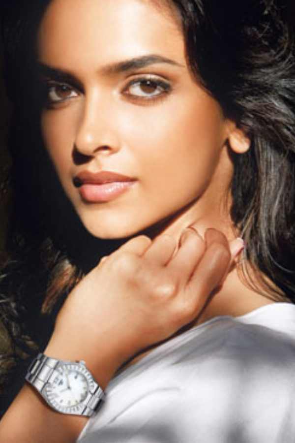 এই যেমন ঘড়ি,  ব্যাগ ইত্যাদি আরও কত কী! এক নজরে দেখে নিন কোন তারকার ঝুলিতে দেখা মিলবে কোন কোন বিলাসবহুল ঘড়ি। 