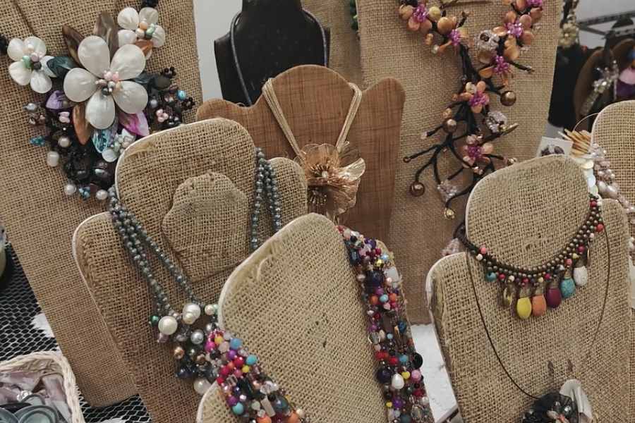 কী রকম ব্লাউজ বা গয়না কিনবেন,   যাতে আপনার সাজ এ হবে সব থেকে নজর কাড়া?  খবর রইল এই প্রতিবেদনে। 