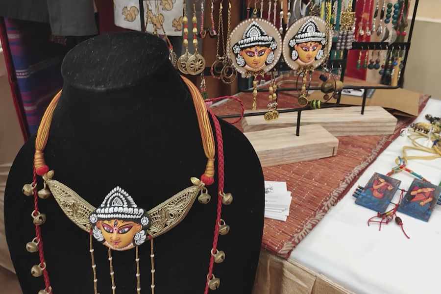 ডোকরার গয়না আর মাটির গয়না নিয়ে অনুষঙ্গের ফ্যাশন বহু দিন ধরেই চলছে। তবে যদি ডোকরার সঙ্গে মাটির গয়নার মিশেলে তৈরি করা যায় কানের দুল বা গলার হার,  তা হলে আপনার সাজ হবে একেবারে অন্য রকম। 