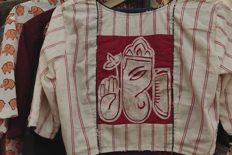 পিঠ ঢাকা ব্লাউজ়ে নানা রকমের নকশা বা সুতোর কাজ অনেক দিনের ফ্যাশন ট্রেন্ড। তবে তাতে একটু অন্য রকম ধরন আনতে আপনি ‘প্যাচওয়ার্ক’  বা অন্য কাপড়ে সুতোর কারুকাজ করে তা কেটে অ্যাপ্লিক করে ব্লাউজ়ের পিঠে বসানো,  এই রকম ব্লাউজ় কিনে নিতে পারেন। 