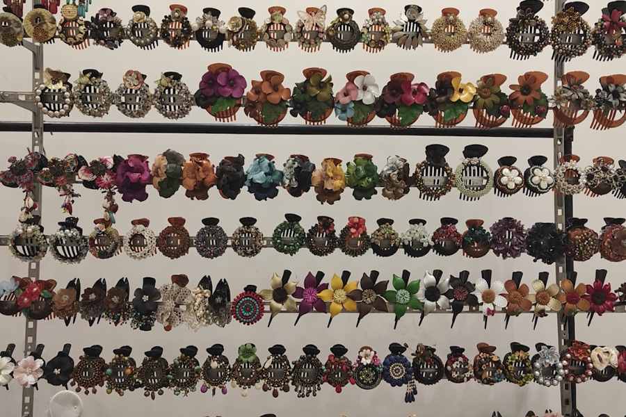 ফুলেল চুলের ক্লিপ বা ক্লাচার গত কয়েক মাসে ফ্যাশনে খুব উঠে এসেছে। তবে পুজোর সময় চুলের সাজে আরও বদল আনতে,  পাথর বসানো বা নানা রকম নকশা করা ফুলের ধাঁচে ক্লিপ কিনে নিন।