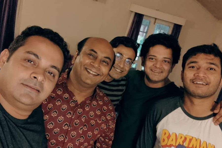 (বাঁ দিক থেকে) শুটিংয়ের ফাঁকে সোমক, অনির্বাণ, দেবরাজ, সত্যম এবং সুহোত্র।