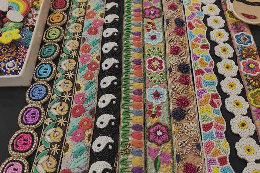 আধুনিক হোক কী সাবেকি,  মেয়েদের পোশাকে কারুকাজ করা বেল্ট এখন খুবই জনপ্রিয়। শাড়ি হোক কী ড্রেস বা কুর্তি,  সুতোর কারুকাজ করা বা জরির নকশাদার বেল্ট পরুন এই পুজোয়। পুজোর মণ্ডপ কাঁপাবেন আপনিই!