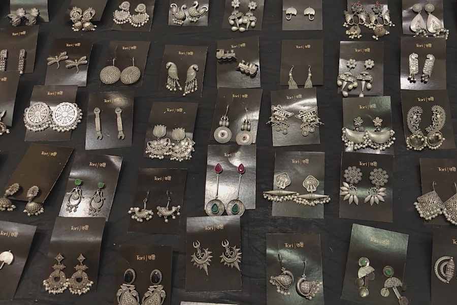 অক্সিডাইজড গয়নার ক্ষেত্রে বড় জমকালো দুলের বদলে,  এখন অক্সিডাইজডের ছিমছাম দুল কিনে নিতে পারেন। কম কারুকাজ আর নানা রকমের পাথর বসানো মাঝারি মাপের এই ধরনের কানের দুল পরলেই আপনার সাজ হিট। 