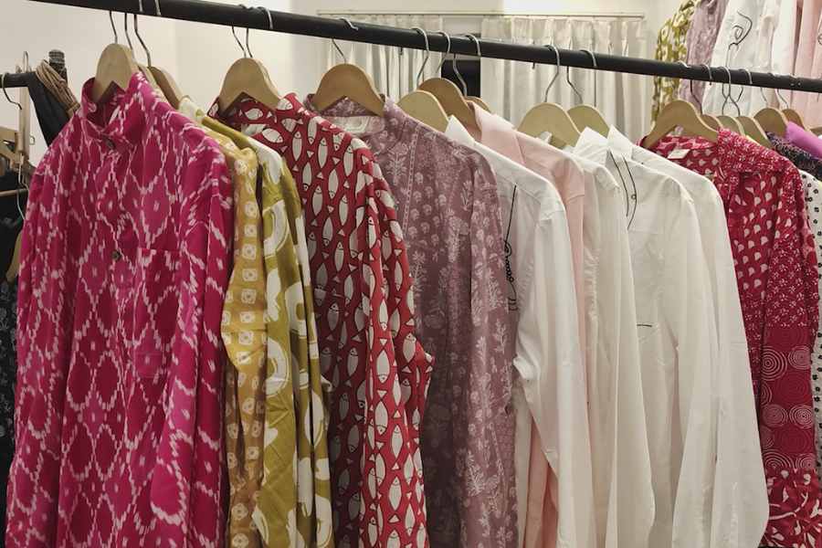 নানা রকম রঙের আর প্রিন্টের সুতির কুর্তা বা কুর্তি কিনে নিতে পারেন এই পুজোয়। পুজোর কেনাকাটা সাধারণত পুজোর পাশাপাশি সারা বছরই নানা সময় ব্যবহার করা হয়। তাই ব্যবহারিক প্রয়োগ মাথায় রেখে কারুকাজ করা বা প্রিন্টের নানা রকমের কুর্তা বা কুর্তি,  পাঞ্জাবি এ গুলি কিনে নিন। 