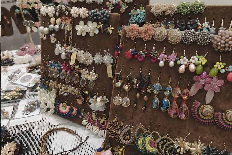 পাথর বা বিডসের নানা রকমের স্টেটমেন্ট গয়না বা নজর কাড়া অন্য রকম গয়না দিয়ে নিজের সাজ পূরণ করতে পারেন খুব সহজে। যদি আপনি এতদিন কোনও এই ধরনের দুল না কিনে থাকেন, এই পুজোয় পাথরের বা কারুকাজ করা দুল কিনে নিন।