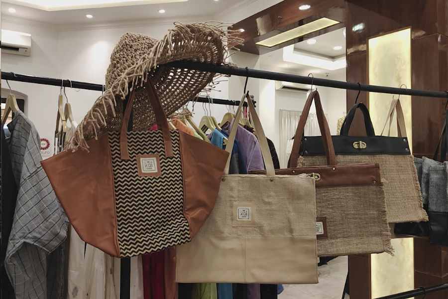 পুজোর সাজে অনুষঙ্গ কী বাদ যাবে?  এক্কেবারে না! সঙ্গে চাই হালফ্যাশনের ব্যাগও, তবেই না আপনার সাজ হবে সবার থেকে আলাদা। পাটের বা ক্যানভাসের ব্যাগ নিয়ে আপনার সাজ হবে একদম মানানসই অন্য রকমের।