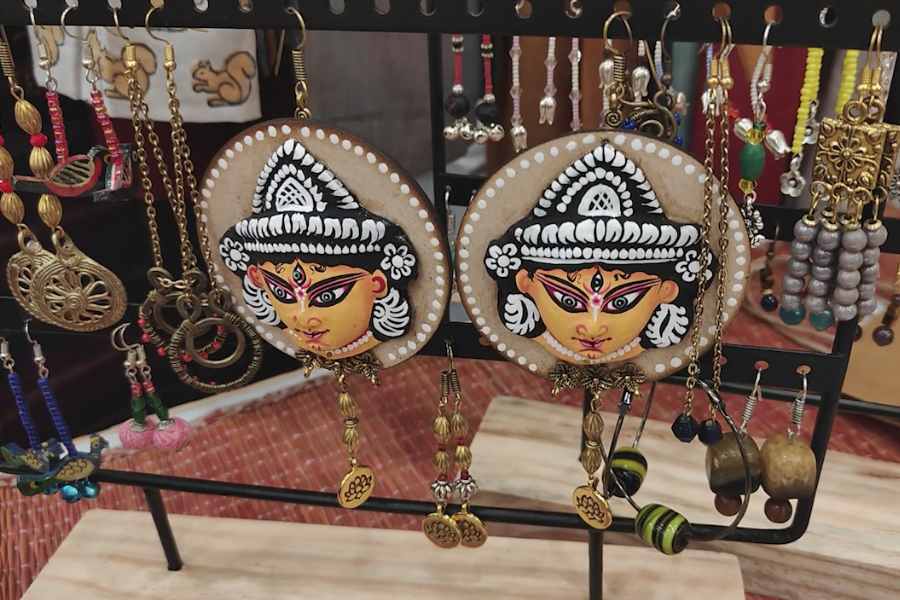 দুর্গা ঠাকুর থিমের কানের দুল প্রতি বছরই নতুন নতুন ভাবে থাকে। এই বছর মাটির উপর দুর্গা ঠাকুরের মুখের আদলে নকশা ফুটিয়ে তোলা কানের দুল বা গয়না বেছে নিন। তা হলেই আপনার সাজ হবে অন্য রকম। 