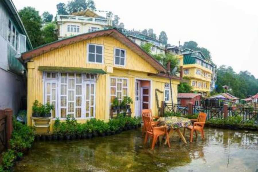 সমীর হোম-স্টে: নিজের বাড়ির উপর তলায় পর্যটকদের জন্য হোম-স্টে বানিয়েছেন বাড়ির মালিক। দার্জিলিংয়ের প্রাণকেন্দ্র ম্যাল-এর থেকে একটু নীচে এর অবস্থান। আধুনিক ওয়েস্টার্ন উডেন স্টাইলে বানানো গোটা চারেক ঘরে দিন কয়েক কাটালে মনে হবে যেন বিদেশে আছেন! হোম-স্টে'র আসল আকর্ষণ যদিও ঘরের জানালা দিয়ে কাঞ্চনজঙ্ঘার দুর্ধর্ষ ভিউ!