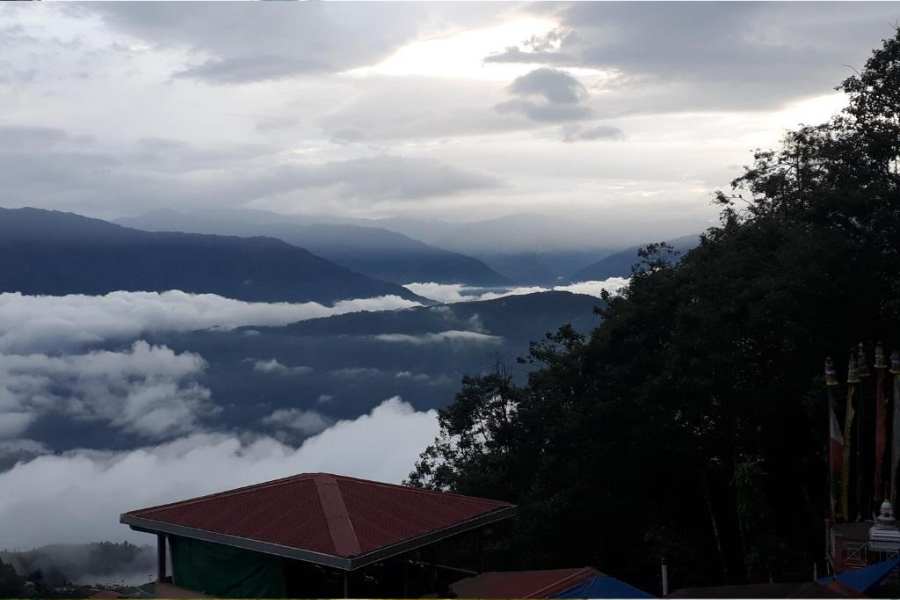 লিটল সিমারিং হোম-স্টে: ম্যাল থেকে মাত্র ৩ কিলোমিটার দূরত্বে। ছবির মতো প্রাকৃতিক দৃশ্যপট, খাওয়াদাওয়া-থাকার আধুনিক সমস্ত সুযোগসুবিধের জন্য দার্জিলিংয়ের অন্যতম জনপ্রিয় হোম-স্টে এটি। বারান্দায় বসেই চার পাশের অপরূপ প্রাকৃতিক সৌন্দর্য দেখে সময় কাটিয়ে দিতে পারেন। সেই সঙ্গে এদের আতিথেয়তা আপনাকে মুগ্ধ করবে। দার্জিলিংয়ের রক ক্লাইম্বিং, রোপওয়ে এখান থেকে হাঁটাপথ। সামনেই!