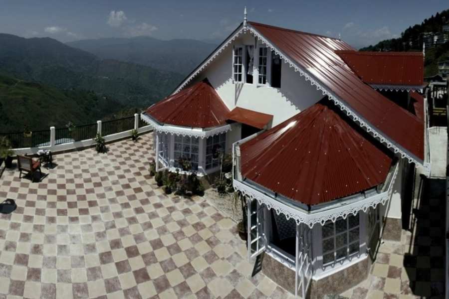 হ্যাপি ভ্যালি হোম-স্টে: দার্জিলিংয়ের লোয়ার ডাউন মার্কেট থেকে মাত্র ১৫ মিনিটের হাঁটা পথে এই হোম-স্টে। থাকা-খাওয়ার সব রকম সুবিধে আছে। শহরের মধ্যে হলেও কোলাহল নেই। ভিড়ে-ভিড়াক্কার দার্জিলিং শহর চষে বেড়ালেন, ফিরে বিশ্রাম নিলেন শান্ত-নিরিবিলি এই হোম-স্টে'তে। একদম কাছে দার্জিলিং হিমালয়ান মাউন্টেনিয়ারিং ইনস্টিটিউট, চিড়িয়াখানা, বেঙ্গল ন্যাচারাল হিস্ট্রি মিউজিয়াম, রাজভবন। দেখতে পারেন হেঁটেই।