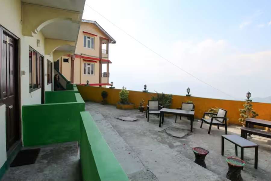 পাহাড়ি সোল হোম-স্টে: শহর থেকে আড়াই কিলোমিটার দূরে, হিলকার্ট রোডের উপরে এই আস্তানা। থাকা-খাওয়ার সুবন্দোবস্ত আপনাকে মানসিক শান্তি দেবে। তবে এর 'ইউএসপি' হল, ঘরের জানালা দিয়ে কাঞ্চনজঙ্ঘার পুরো ভিউ। যাকে বলে অসামান্য!