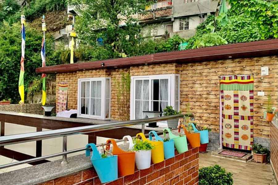  হিয়াগ্রিভা হোম-স্টে: দার্জিলিংয়ের হৈ-হট্টগোল থেকে দূরে থাকতে হলে ম্যাল থেকে ১৫ মিনিটের হাঁটা পথের দূরত্বে থাকুন এই হোম স্টে-তে। এর সবচেয়ে বড় আকর্ষণ চার পাশের বরফে ঢাকা পর্বত শৃঙ্গগুলো। সেই সঙ্গে এর দুর্দান্ত খাওয়াদাওয়া, আতিথেয়তা বাড়িয়ে দেবে জমাটি ছুটির স্বাদ।