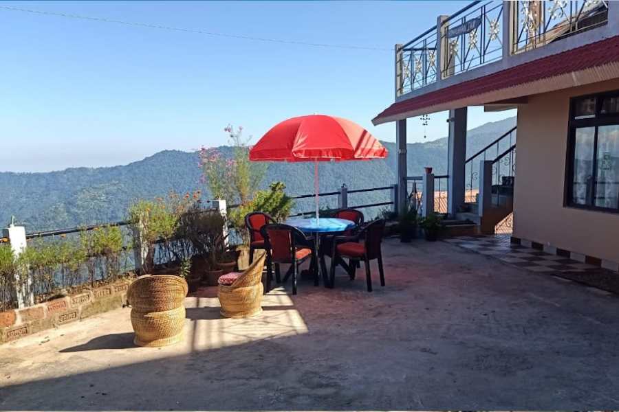  হিমালয়ান ইন হোম-স্টে: বাজেট একটু কম থাকলে, দার্জিলিংয়ের চৌরাস্তার খুব কাছে এই হোম-স্টে'তে থাকতে পারেন। চৌরাস্তার কোলাহল কিন্তু পৌঁছতে পারে না এখানে। শান্ত, নিরিবিলি ছোট্ট জায়গাটি।