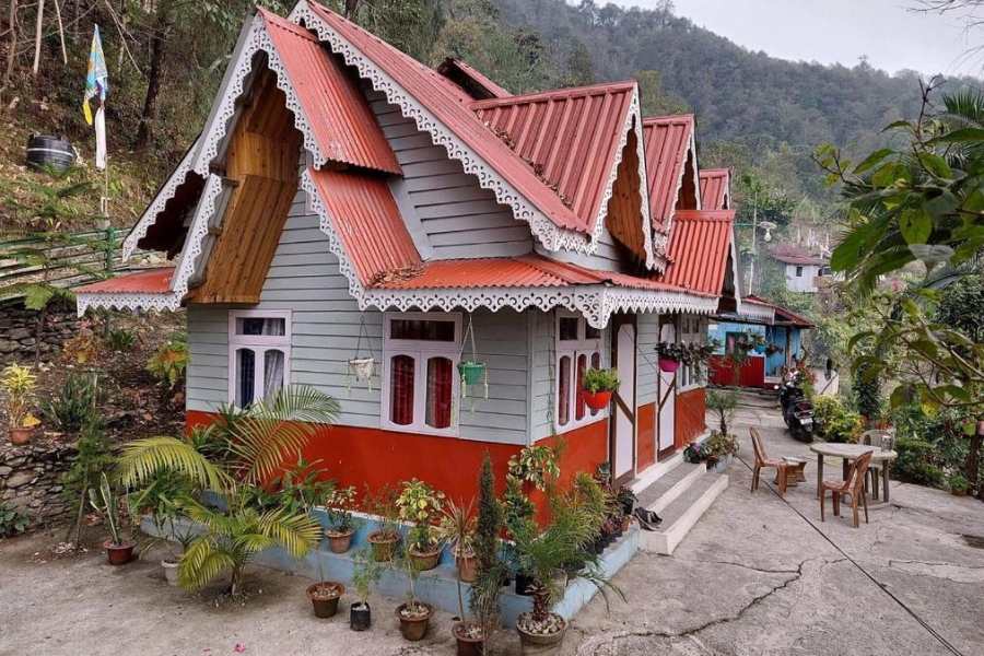 লাতপাঞ্চার হোম স্টে: গুরুং-এর হোম-স্টে বলেই ঢের বেশি পরিচিত এবং জনপ্রিয়ও বটে। চারদিকের অসামান্য প্রাকৃতিক সৌন্দর্য এর বাড়তি আকর্ষণ। থাকা-খাওয়ার সমস্ত সুযোগসুবিধা আছে। শুধু টিভি ও ইন্টারনেট পাবেন না। দু'তিন দিন এমন মনোরম, রোমান্টিক জায়গায় কাটাতে না হয় ইন্টারনেটের মায়া ত্যাগই করলেন!