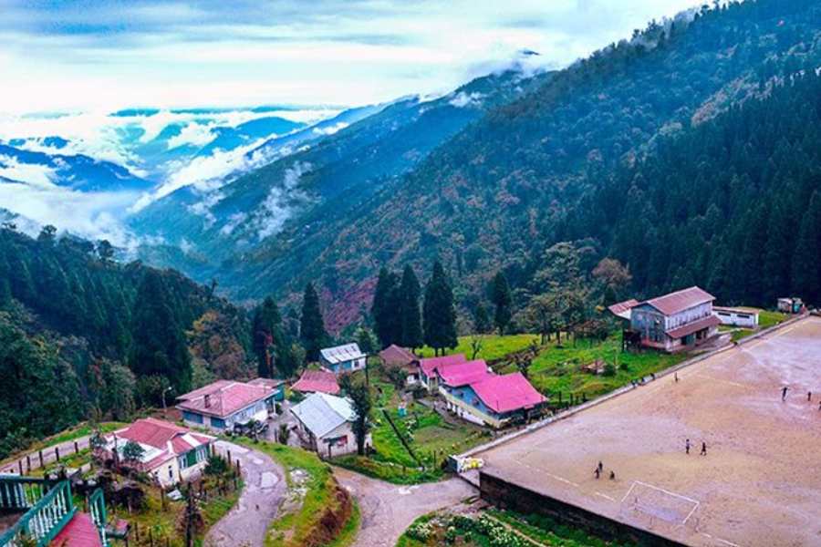 মানেভঞ্জন: এটা চালান কেশব গুরুং নামে এক ব্যক্তি ও তাঁর স্ত্রী। নিজেদের বাড়ির বাইরের দিকের মাত্র দুটো ঘর নিয়ে এই ছোট্ট, ছিমছাম ছোট হোম-স্টে। বিনোদন বা  বিলাসবহুল সুযোগসুবিধে খুব বেশি না পেলেও থাকা-খাওয়ার দারুণ সুবন্দোবস্ত আছে। বাড়তি আকর্ষণ, এর চারপাশে ট্রেক করতে পারেন। গুরুং দম্পতিই আপনাকে ট্রেকিংয়ে নিয়ে যাবেন সাবধানে দেখেশুনে! এই প্রতিবেদনটি ‘আনন্দ উৎসব’ ফিচারের একটি অংশ।