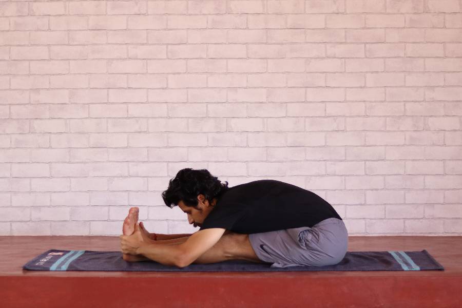 Easy Asanas which might make it eaiser to manage Alzhimer’s symptoms.