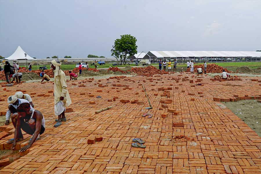 শনিবার স্টেডিয়ামের ভিত্তিপ্রস্তর স্থাপন অনুষ্ঠানমঞ্চে মোদীর হাতে ভারতীয় ক্রিকেট দলের একটি জার্সি তুলে দেন সচিন তেন্ডুলকর।