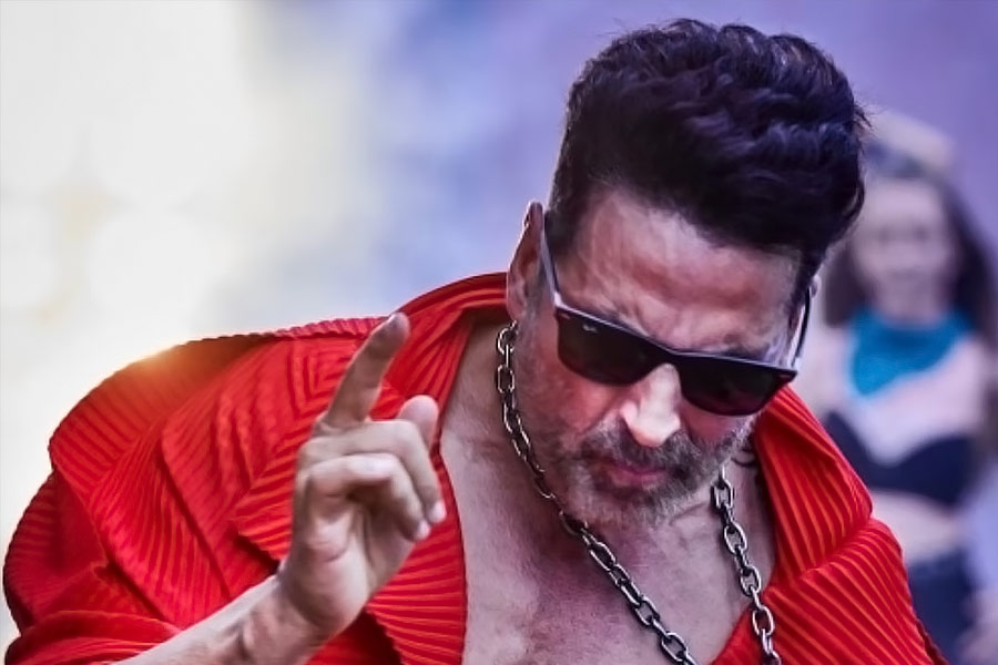 প্রতি বছর একাধিক ছবিতে অভিনয় করেন বলি অভিনেতা অক্ষয় কুমার। বলিউডের সর্বোচ্চ উপার্জনকারী অভিনেতাদের মধ্যে প্রথম সারিতে রয়েছেন তিনি।