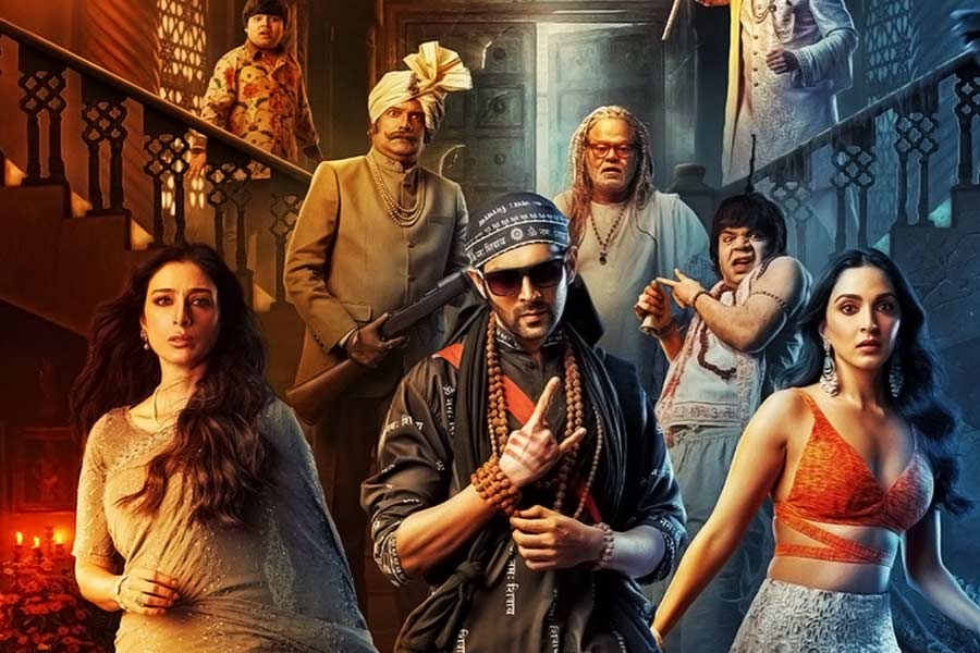 কানাঘুষো শোনা যায়, ২০২২ সালে ‘ভুল ভুলাইয়া’ ছবির দ্বিতীয় পর্বে মুখ্যচরিত্রের জন্য প্রথমে অক্ষয়কেই পছন্দ করেছিলেন পরিচালক। কিন্তু অক্ষয়ের পরিবর্তে মুখ্যচরিত্রে অভিনয় করতে দেখা যায় বলি অভিনেতা কার্তিক আরিয়ানকে।