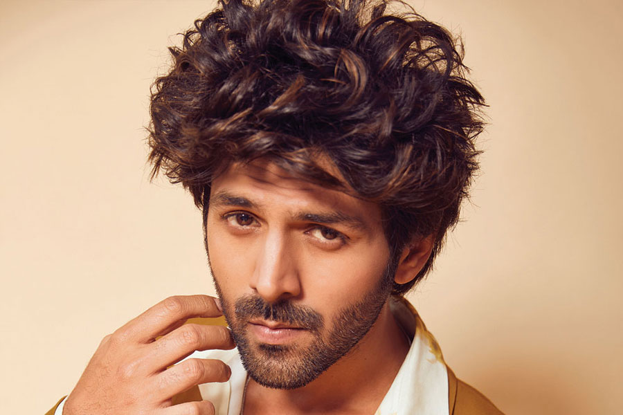 অক্ষয়ের ছবি ‘হেরা ফেরি’র তৃতীয় পর্বেও অক্ষয়ের পরিবর্তে কার্তিক অভিনয় করবেন বলে কানাঘুষো শোনা যায়। বলিপাড়ার একাংশ দাবি করেছিল, অক্ষয়ের কাছ থেকে একাধিক সফল ছবির পরবর্তী পর্বে কাজের সুযোগ নিজের ঝুলিতে ভরেছেন কার্তিক।