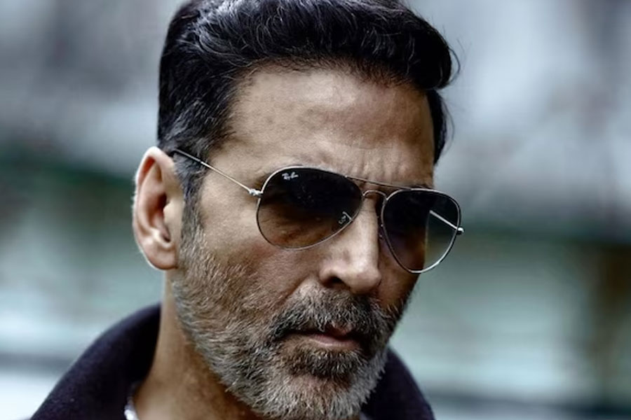 কানাঘুষো শোনা যায়, ছবিপ্রতি অক্ষয়ের পারিশ্রমিক এতটাই বেশি যে তা বাজেট পেরিয়ে গিয়েছিল। সে কারণেই নাকি অক্ষয়কে বাদ দেওয়ার কথা ভেবেছিলেন ফিরোজ।